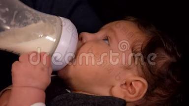 可爱的小宝宝在妈妈怀里喂奶瓶